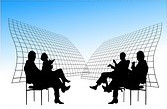 Diskutierende Menschen auf Bänken vor zwei netzartigen Wänden